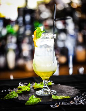 Taze limonlu ev yapımı limonata, bal ve nane.