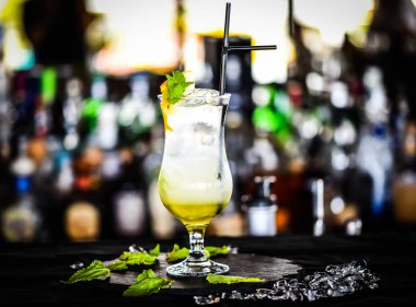 Taze limonlu ev yapımı limonata, bal ve nane.