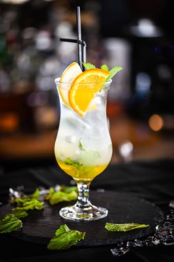 Taze limonlu ev yapımı limonata, bal ve nane.