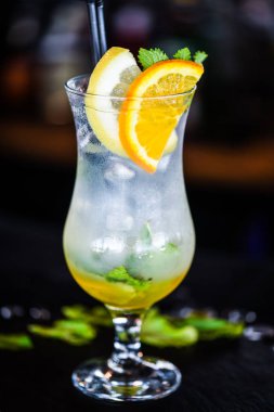 Taze limonlu ev yapımı limonata, bal ve nane.