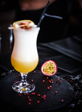 Taze malzemeli lezzetli tutku meyveli limonata ve kırmızı biber çekirdeği