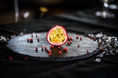 Taze malzemeli lezzetli tutku meyveli limonata ve kırmızı biber çekirdeği