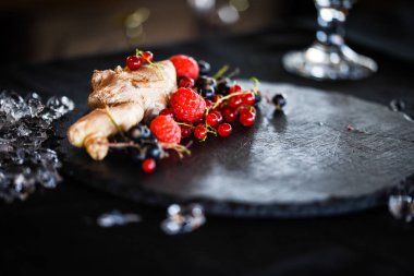 Taze zencefil ve bal ile ev yapımı orman meyveli limonata