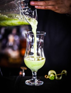 Taze salatalık, fesleğen ve kahverengi şekerli nefis ev yapımı limonata.