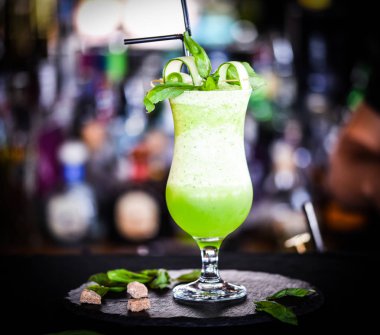 Taze salatalık, fesleğen ve kahverengi şekerli nefis ev yapımı limonata.