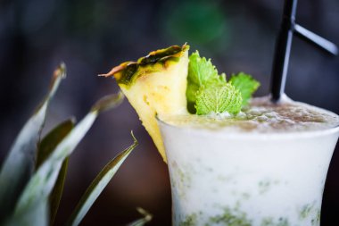 Lezzetli ev yapımı ballı ananas limonatası. 