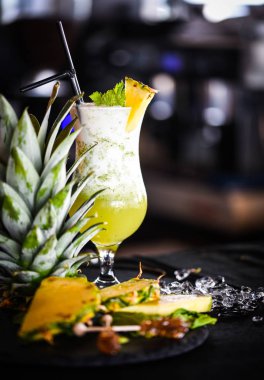 Lezzetli ev yapımı ballı ananas limonatası. 