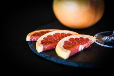 Taze meyve ve baharatlı tonik cin içeceği