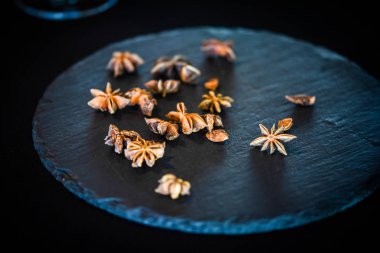 Taze meyve ve baharatlı tonik cin içeceği