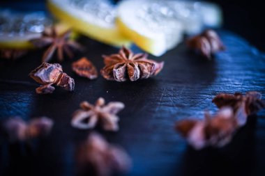 Taze meyve ve baharatlı tonik cin içeceği