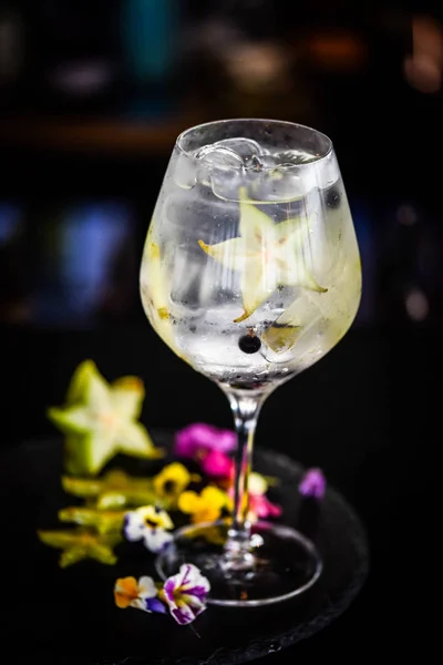 Čerstvý Gin Tonic Nápoj Ovocem Kořením — Stock fotografie