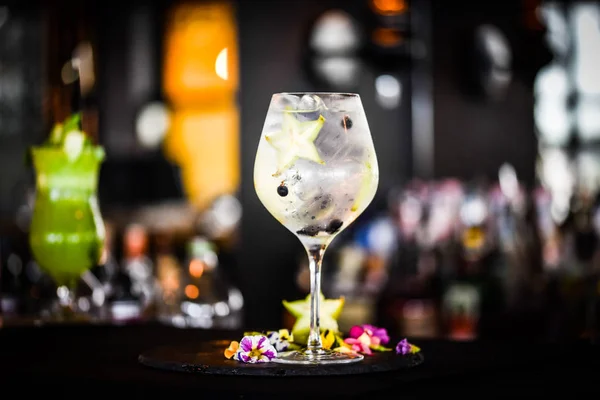 Čerstvý Gin Tonic Nápoj Ovocem Kořením — Stock fotografie