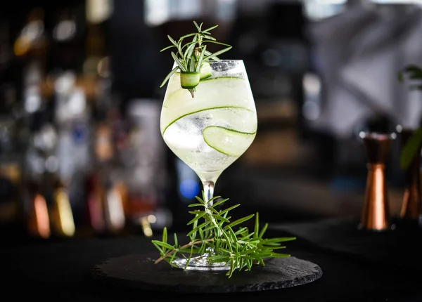 Meyve ve baharatlı taze cin tonik.