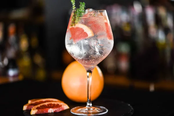 Taze meyve ve baharatlı tonik cin içeceği