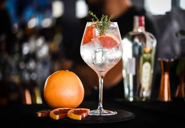 Taze meyve ve baharatlı tonik cin içeceği