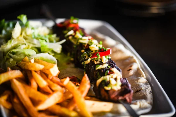 Deliciosas Costillas Barbacoa Con Papas Fritas Ensalada Lechuga Fresca —  Fotos de Stock