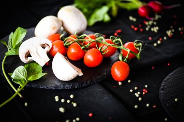 Lezzetli İtalyan calzone pizza yemeği ve taze malzemeler.