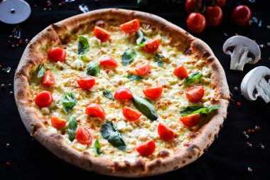 Kiraz domatesli lezzetli İtalyan pizzası, taze fesleğen ve gorgonzola peyniri.