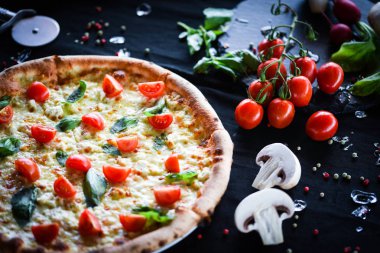 Kiraz domatesli lezzetli İtalyan pizzası, taze fesleğen ve gorgonzola peyniri.