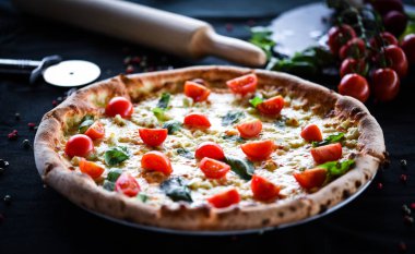 Kiraz domatesli lezzetli İtalyan pizzası, taze fesleğen ve gorgonzola peyniri.