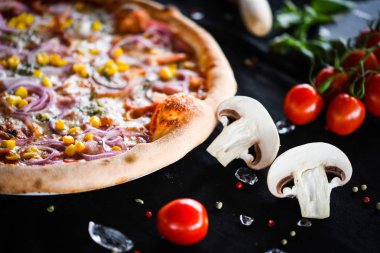 Taze malzemeli lezzetli ton balıklı pizza.