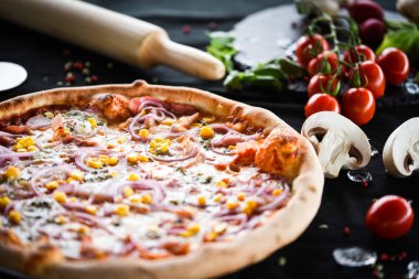 Taze malzemeli lezzetli ton balıklı pizza.