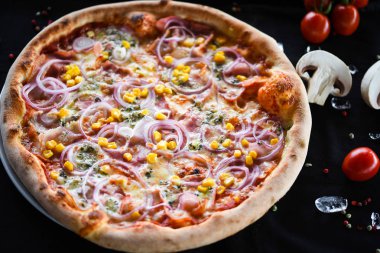 Taze malzemeli lezzetli ton balıklı pizza.