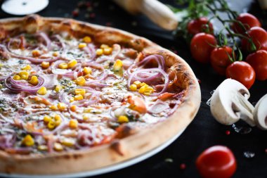 Taze malzemeli lezzetli ton balıklı pizza.