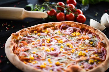 Taze malzemeli lezzetli ton balıklı pizza.