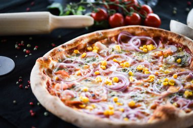 Taze malzemeli lezzetli ton balıklı pizza.