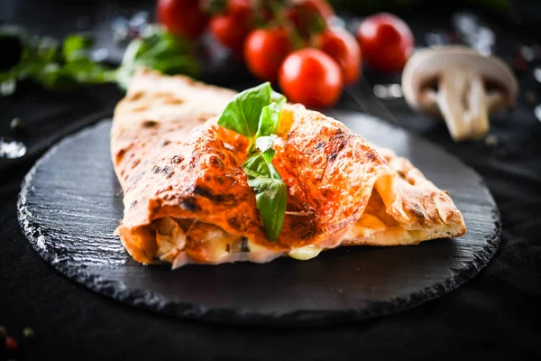 Saboroso Prato Pizza Calzone Italiano Com Ingredientes Frescos — Fotografia de Stock