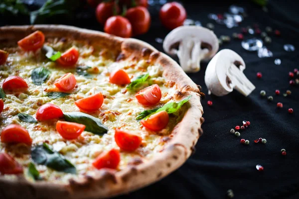 Kiraz domatesli lezzetli İtalyan pizzası, taze fesleğen ve gorgonzola peyniri.