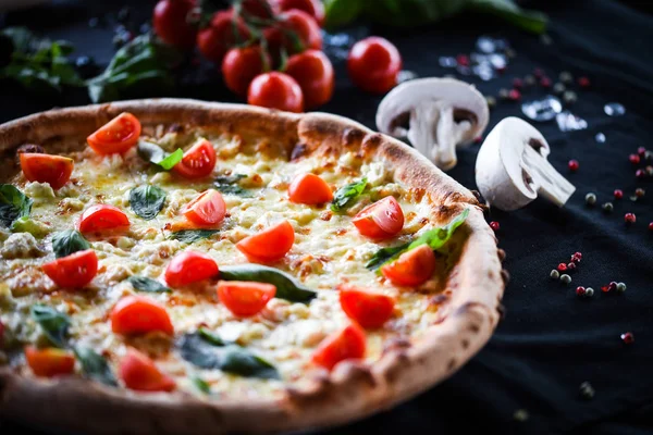Sabrosa Pizza Italiana Con Tomates Cherry Albahaca Fresca Queso Gorgonzola —  Fotos de Stock