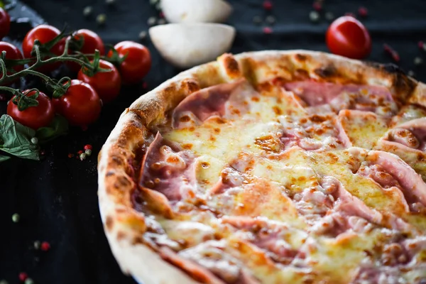 Pyszna Włoska Pizza Bawełną Prosciutto Pepperoni Serem — Zdjęcie stockowe