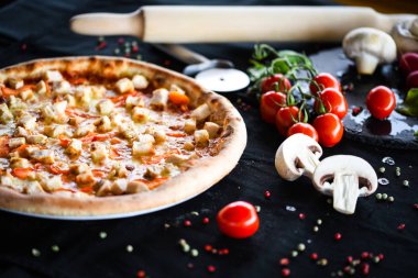 Lezzetli ve taze malzemeli İtalyan tavuklu pizza.