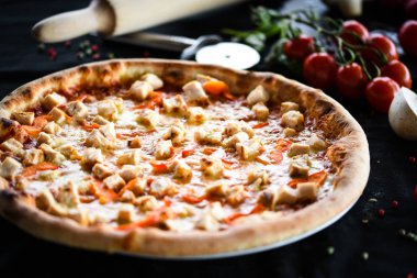 Lezzetli ve taze malzemeli İtalyan tavuklu pizza.