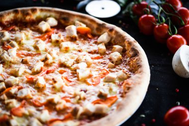 Lezzetli ve taze malzemeli İtalyan tavuklu pizza.