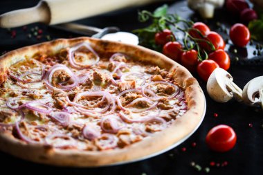 Lezzetli ve taze malzemeli İtalyan lezzetli ton balığı pizzası.
