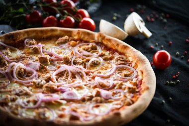 Lezzetli ve taze malzemeli İtalyan lezzetli ton balığı pizzası.
