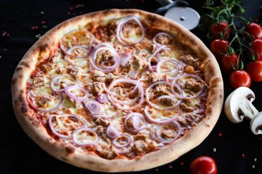 Lezzetli ve taze malzemeli İtalyan lezzetli ton balığı pizzası.