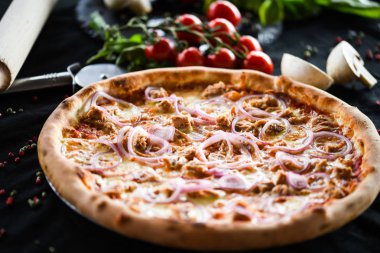 Lezzetli ve taze malzemeli İtalyan lezzetli ton balığı pizzası.