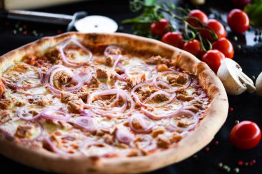 Lezzetli ve taze malzemeli İtalyan lezzetli ton balığı pizzası.