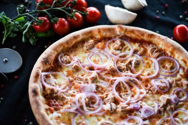Lezzetli ve taze malzemeli İtalyan lezzetli ton balığı pizzası.