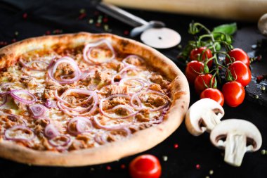 Lezzetli ve taze malzemeli İtalyan lezzetli ton balığı pizzası.