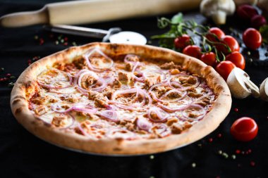 Lezzetli ve taze malzemeli İtalyan lezzetli ton balığı pizzası.