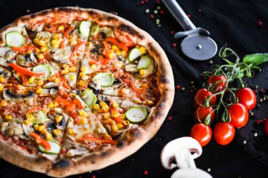 Taze sebze, peynir ve domates soslu lezzetli İtalyan vejetaryen pizzası.