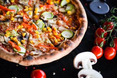 Taze sebze, peynir ve domates soslu lezzetli İtalyan vejetaryen pizzası.