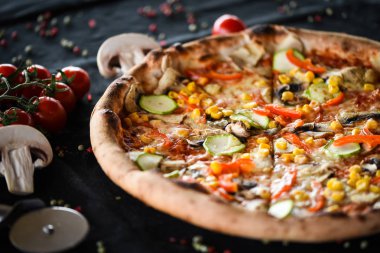 Taze sebze, peynir ve domates soslu lezzetli İtalyan vejetaryen pizzası.