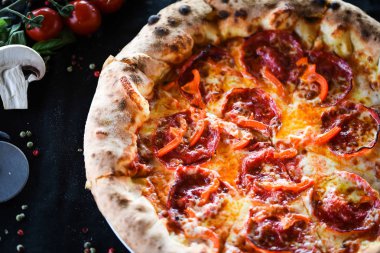 Çift parmesanlı hamur içinde sucuklu ve salamlı İtalyan pizzası. 