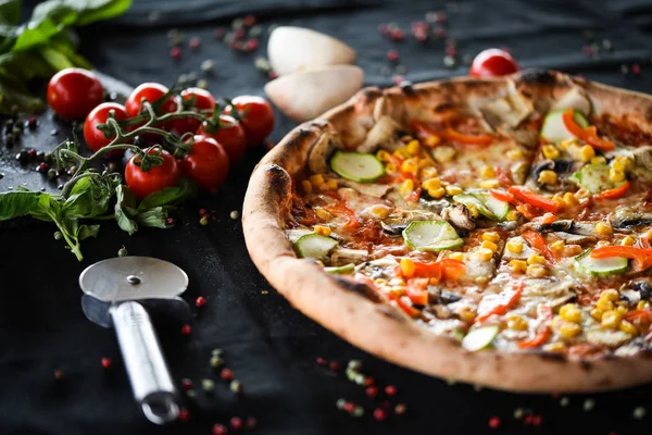 Taze sebze, peynir ve domates soslu lezzetli İtalyan vejetaryen pizzası.